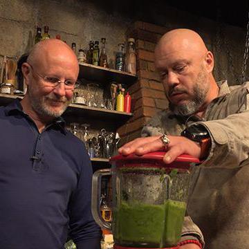 Андрей Кочергин готовит вкусный салат и питательный суп